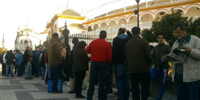 Colas esta mañana a las 9:15 en las taquillas de la Maestranza, en el primer día de venta de entradas sueltas para todos los festejos de la Feria de Abril. (FOTO: Javier Martínez)